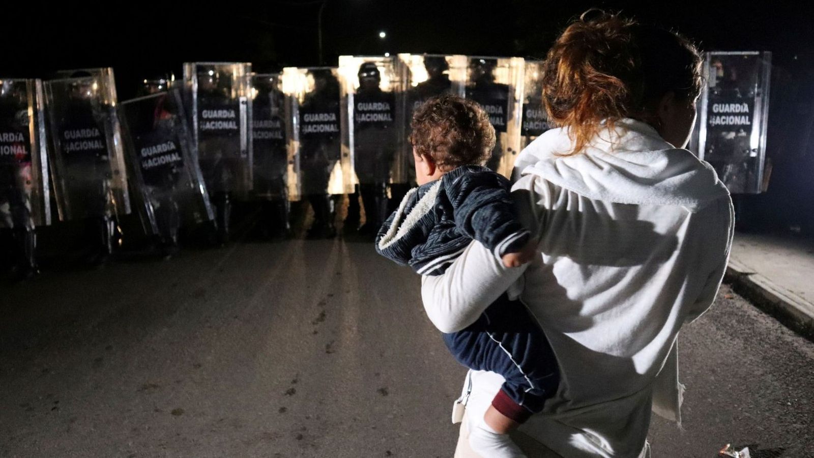 Operativo para disolver una caravana de migrantes de Centroamérica y el Caribe