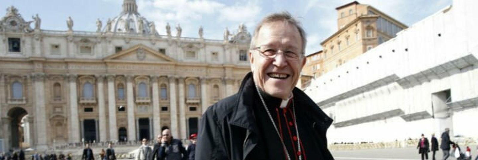 Walter Kasper en la plaza de San Pedro