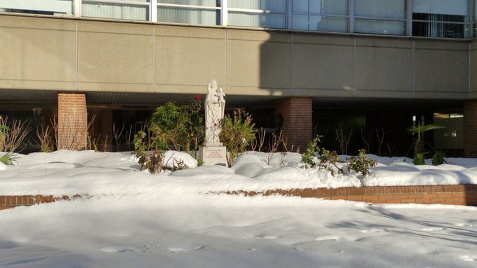 Los obispos, de ejercicios; la Conferencia Episcopal, en silencio