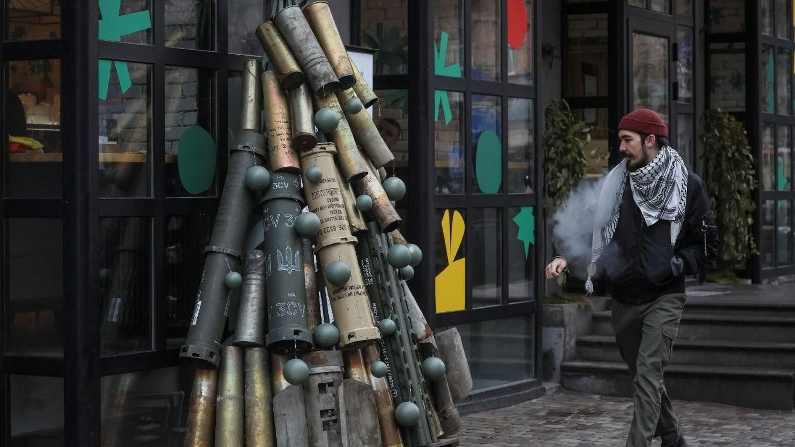 Un árbol hecho de bombas por estallar, en Ucrania