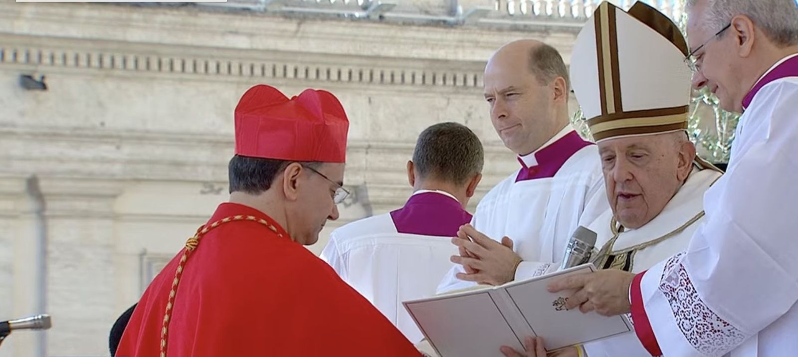 El neo cardenal Aguiar, con el Papa