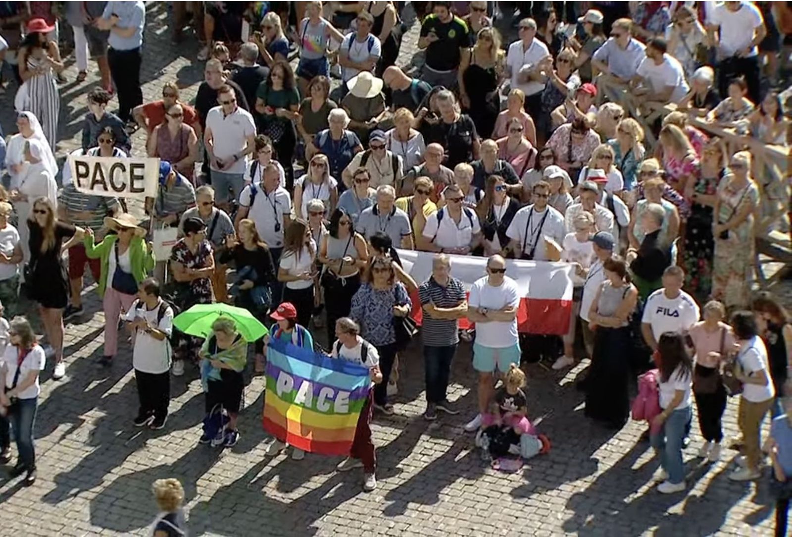Peregrinos en la Plaza de San Pedro con pancartas a favor de la paz