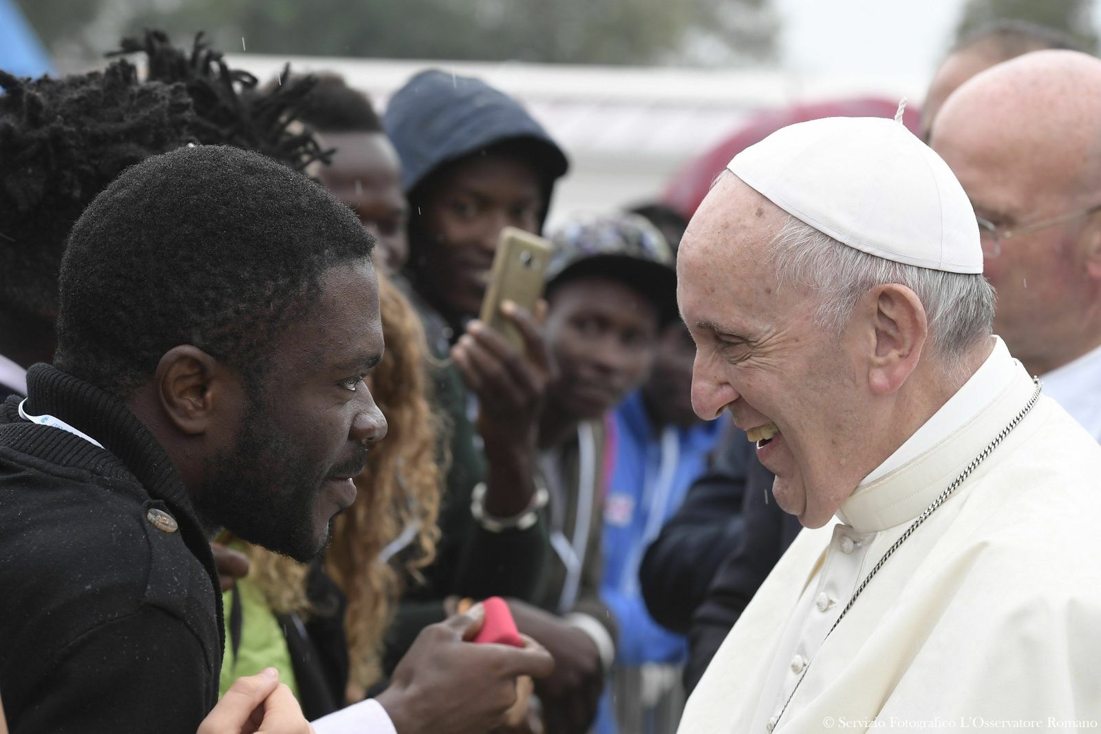 El Papa con un migrante en Bolonia