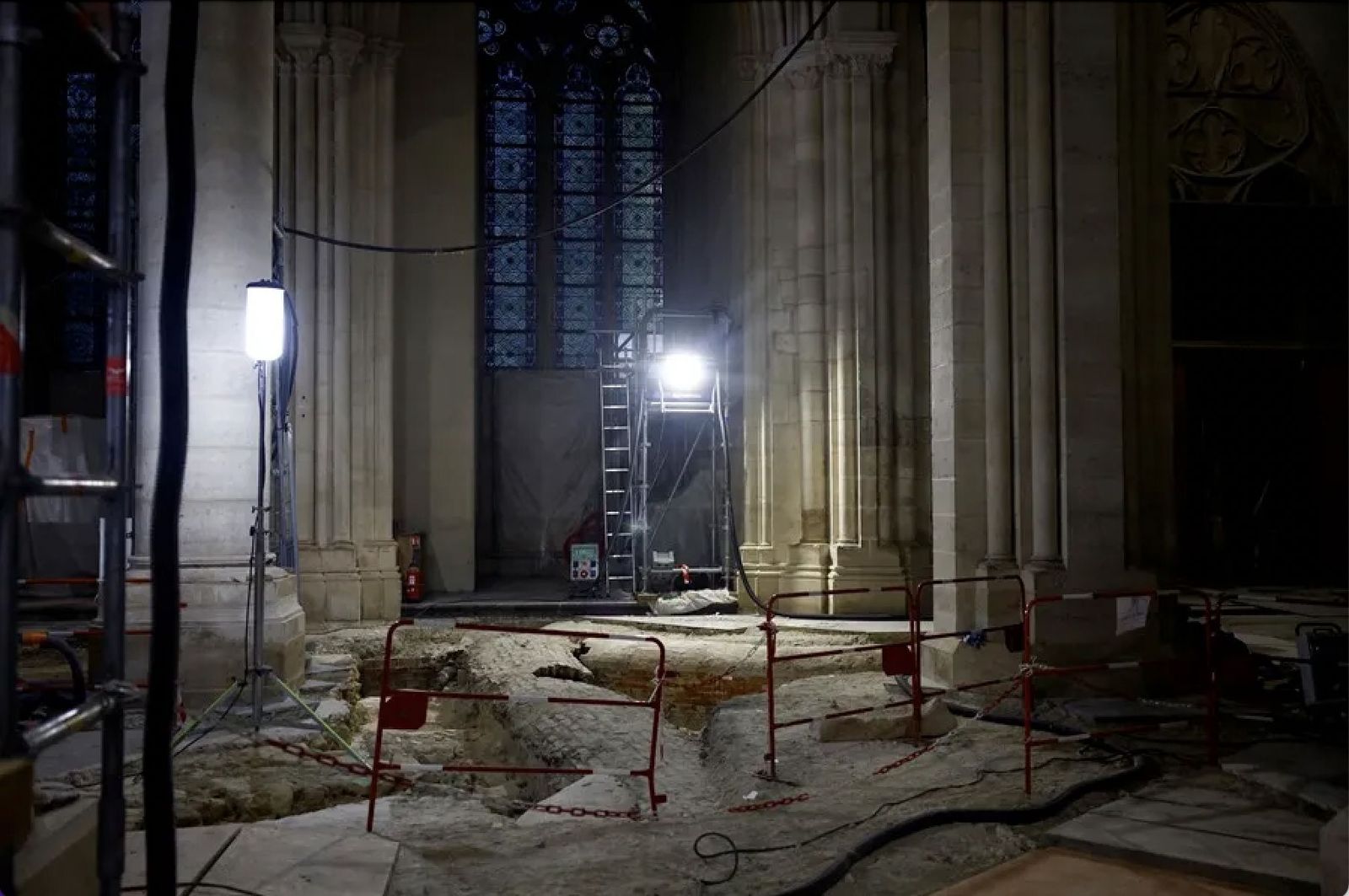 La nave de la Catedral de Notre-Dame de París, todavía en obras de restauración
