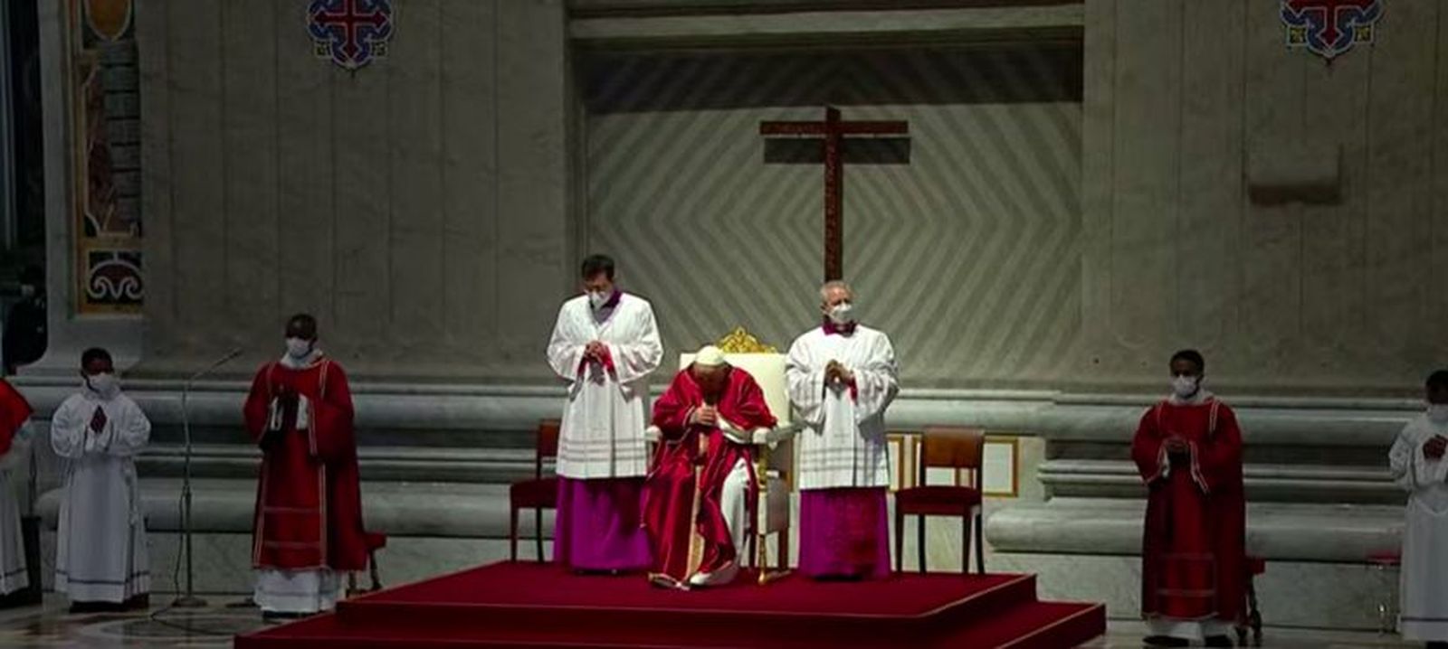 Francisco escucha la Pasión de Cristo