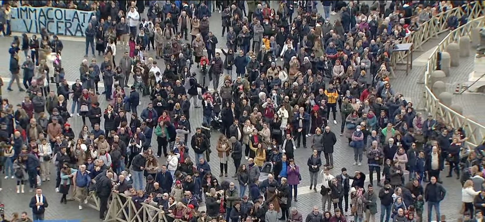 Fieles siguen el Angelus desde la plaza de San Pedro