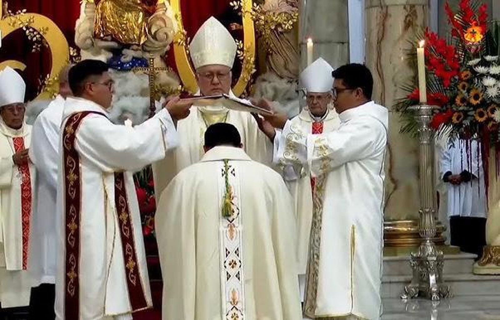 En la ordenación episcopal, dos diáconos sostienen los Evangelios sobre la cabeza del nuevo obispo