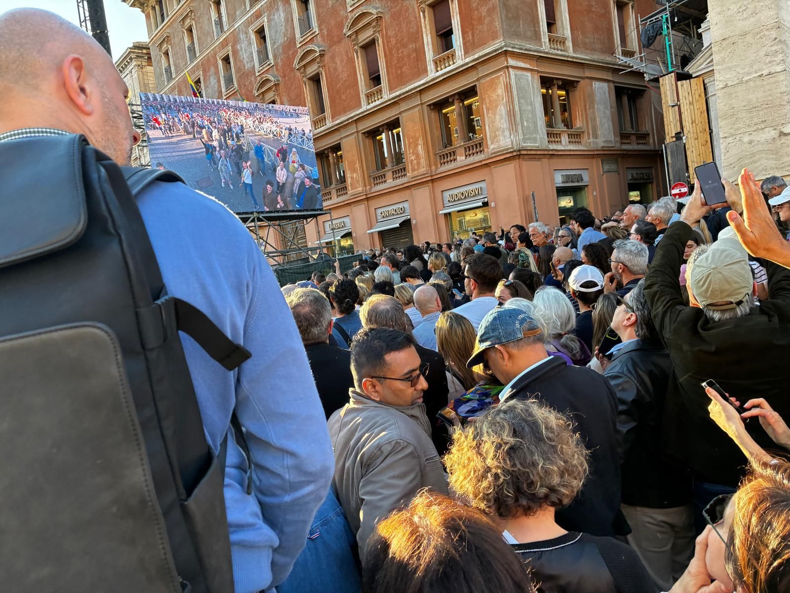 Fieles siguen la fumata desde la Via della Conziliacione