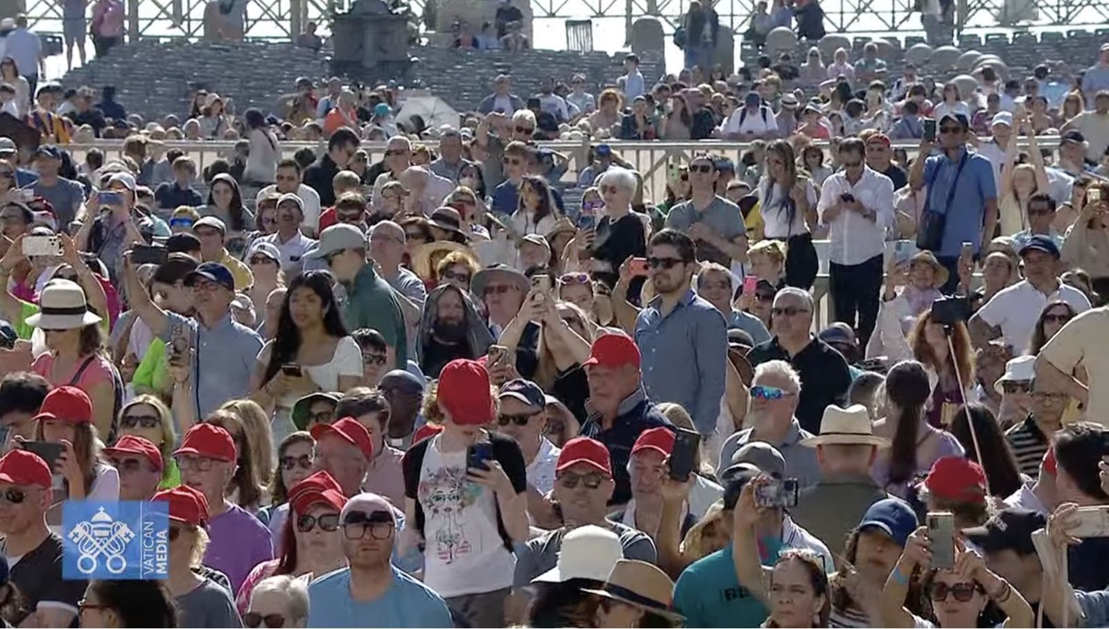 Fieles en la plaza de San Pedro