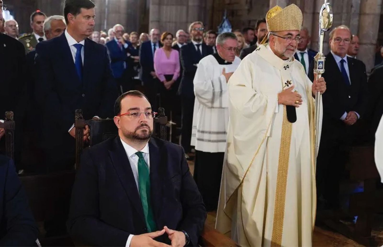 Sainz Montes pasa ante el presidente del Principado, Adrián Barbón