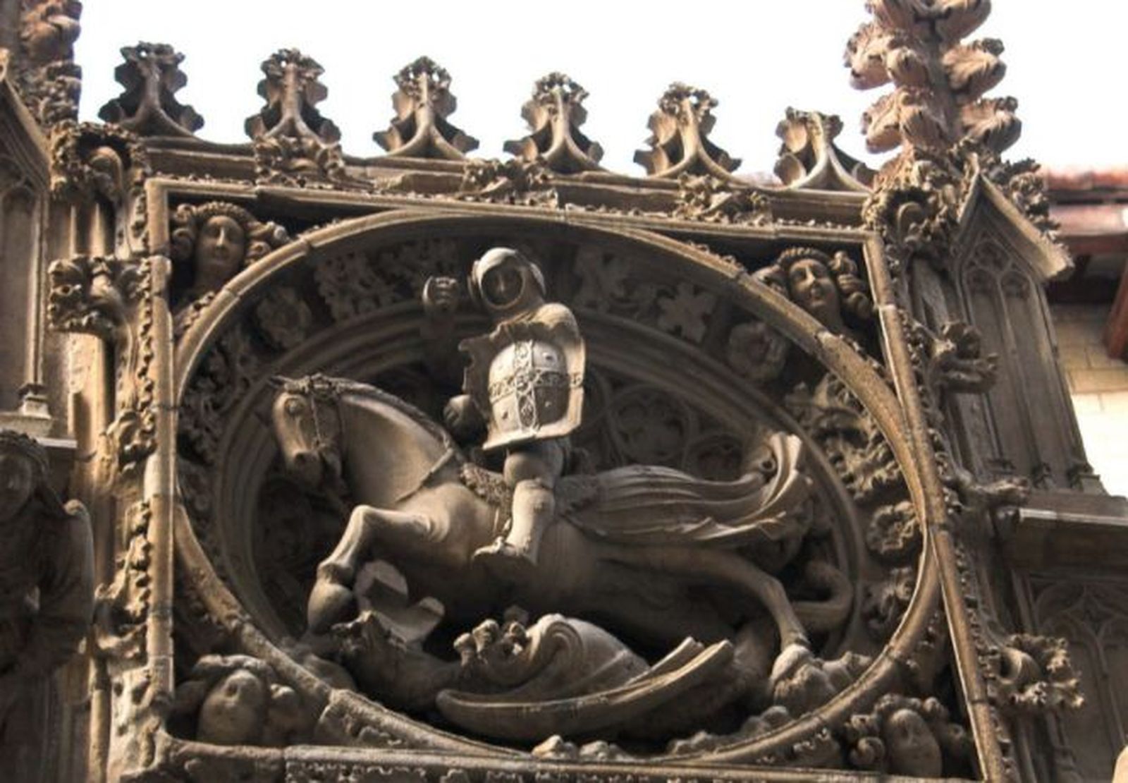 Sant Jordi en el gótico catalén. Medallón del Palacio de la Generalitat