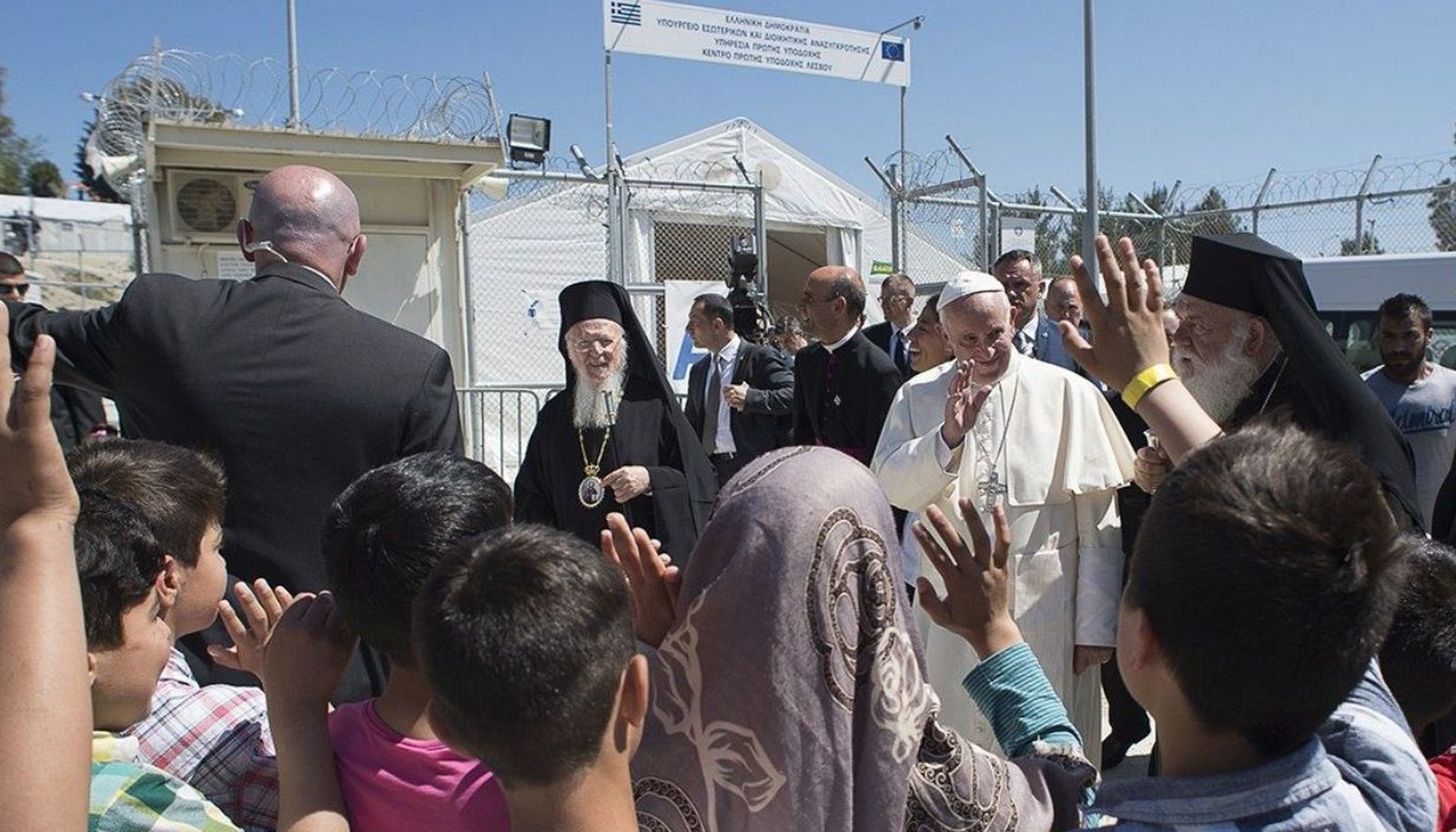 El Papa, en su primera visita a Lesbos