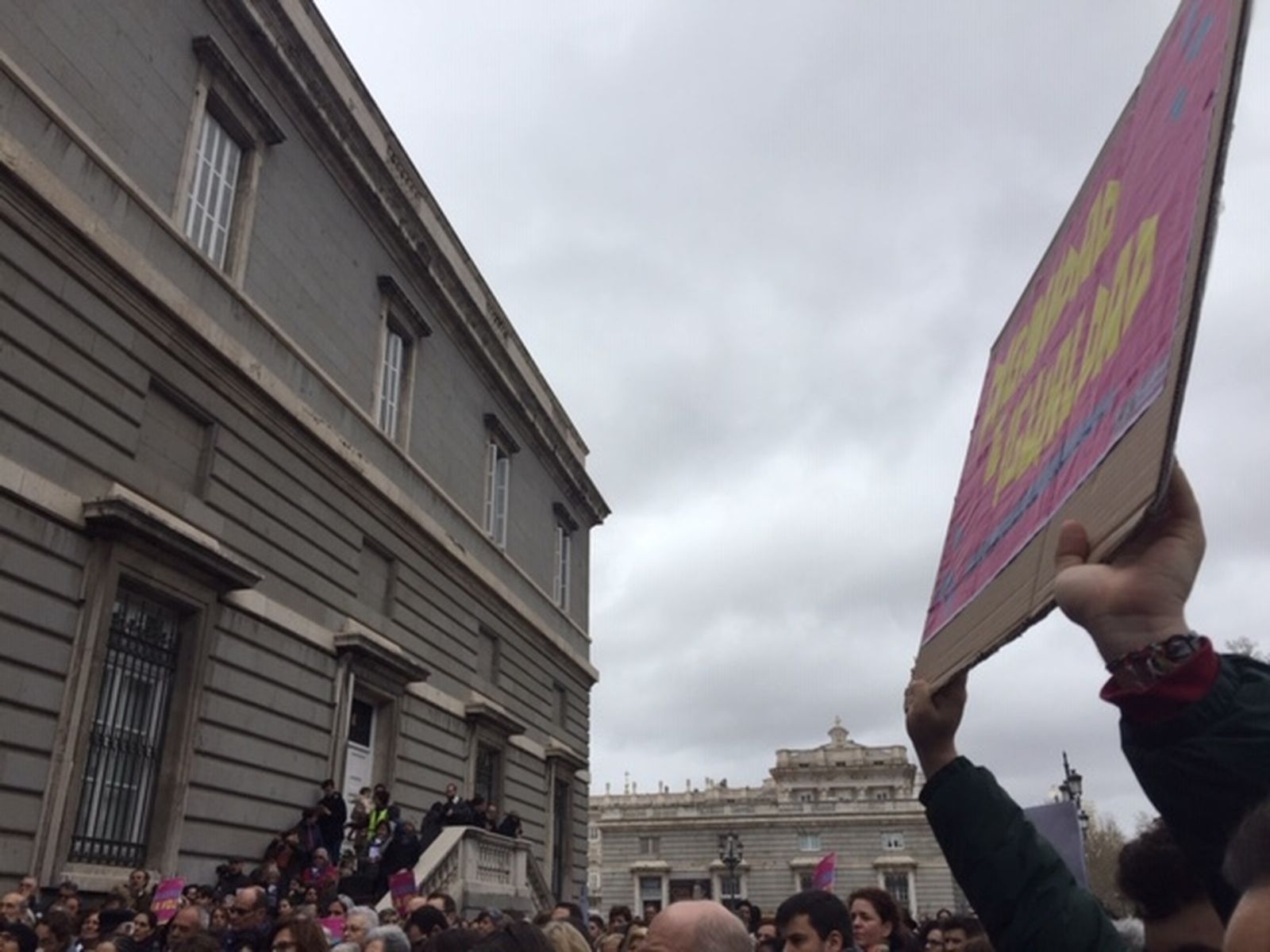 Un joven alza un cartel feminista, en medio de la multitud de la "revuelta" de mujeres