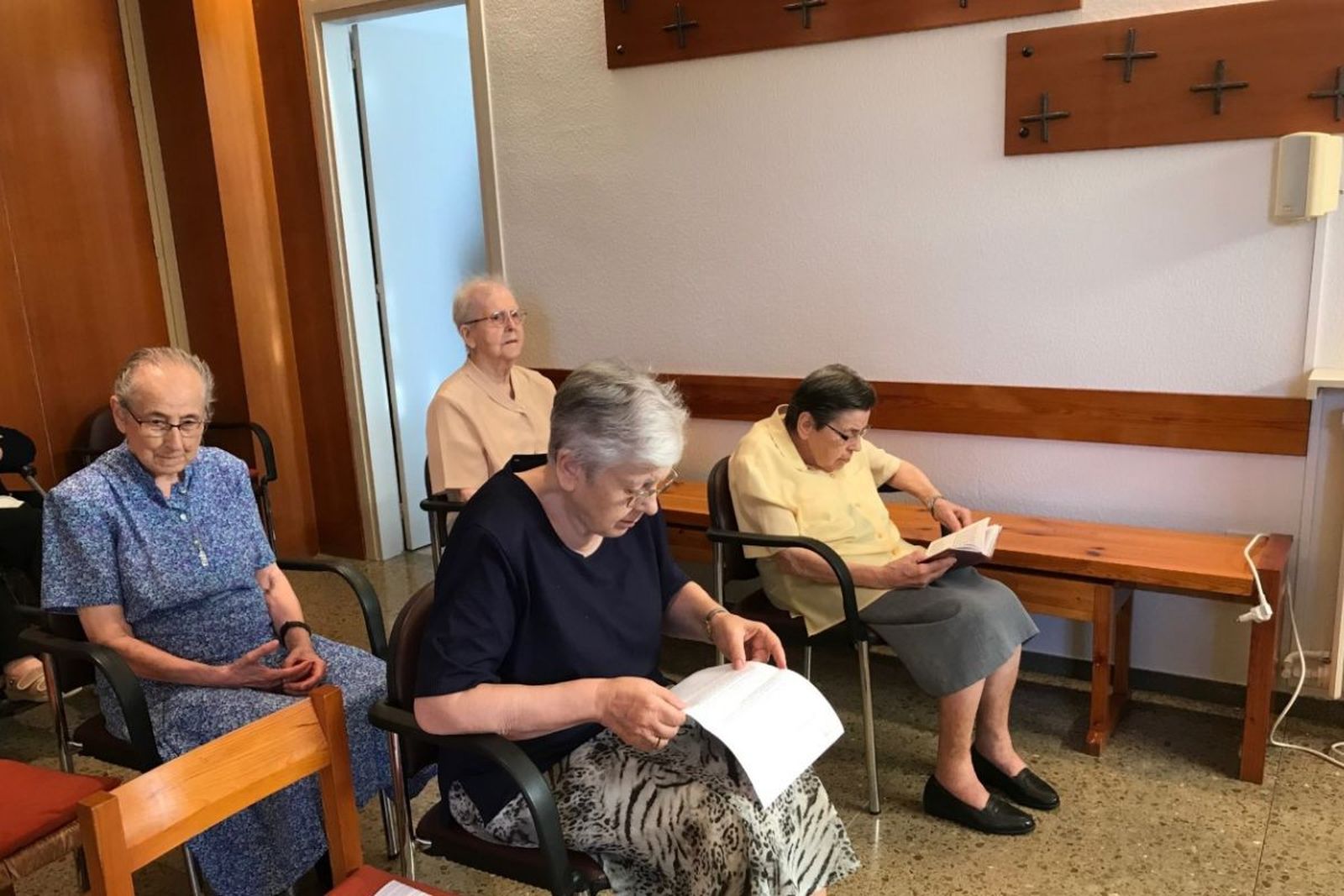 Joaquima y otras hermanas de su comunidad, en oración