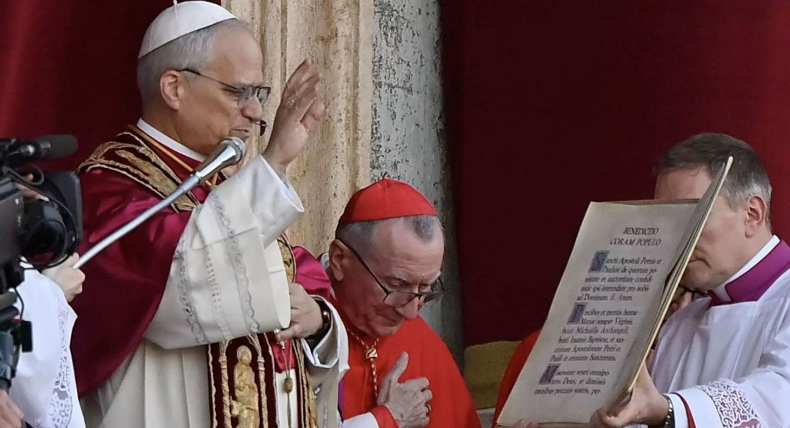 Parolin escucha a León XIV dando la bendición Urbi et Orbi