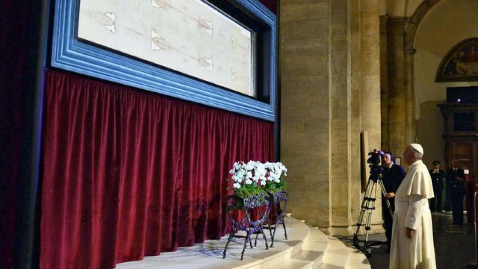 El Papa, con la Sábana Santa