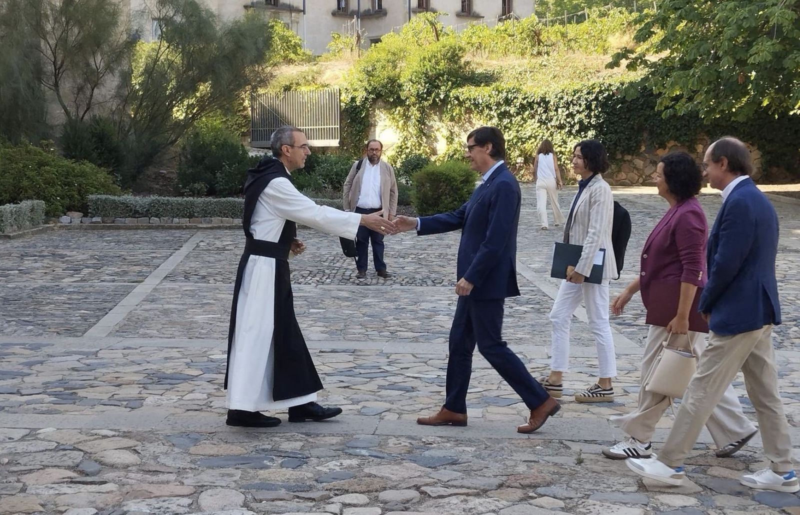 El abad de Poblet Rafel Barruè recibe a Salvador Illa