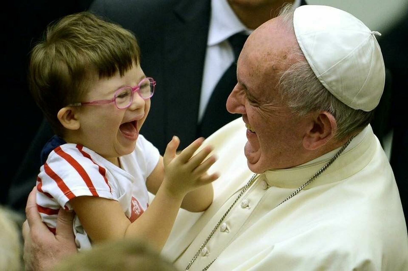El Papa Francisco, con un niño