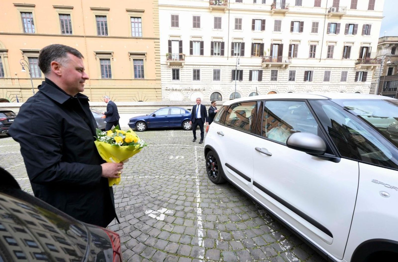 El Papa entregó al cardenal Makrickas las flores de Carmela para la Salus Populi Romani