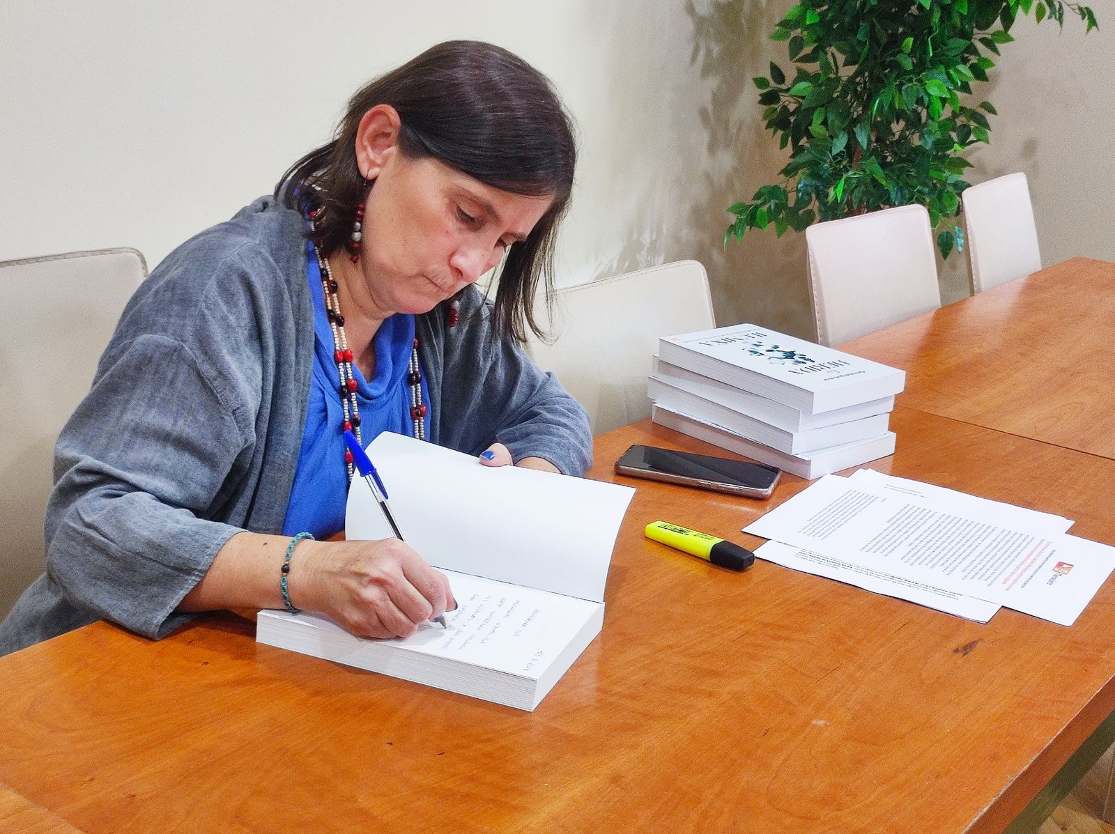 La periodista y escritora Elena Rodríguez-Avial firmando ejemplares de su libro