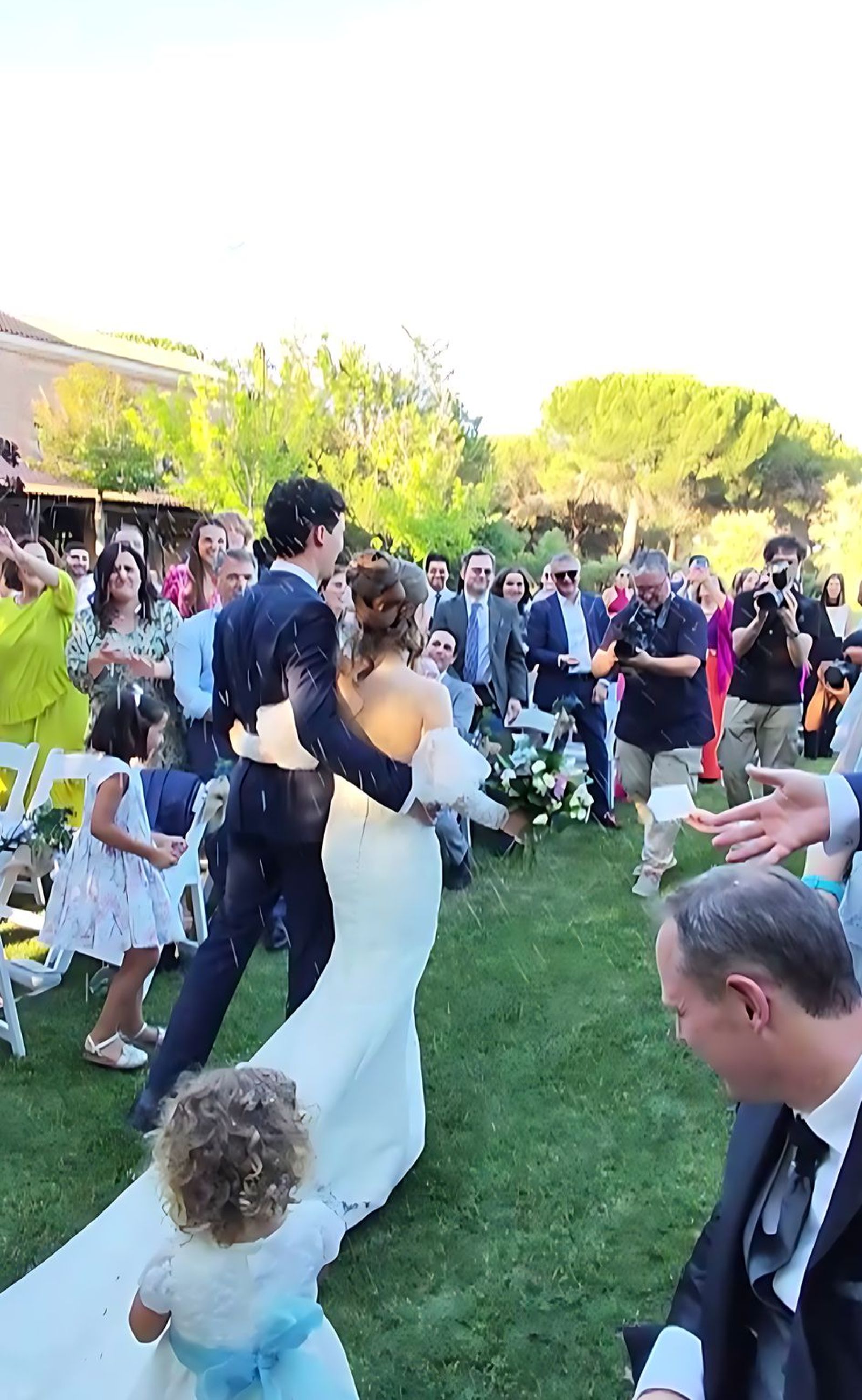 Finalizada la ceremonia se dirigen a la celebración social