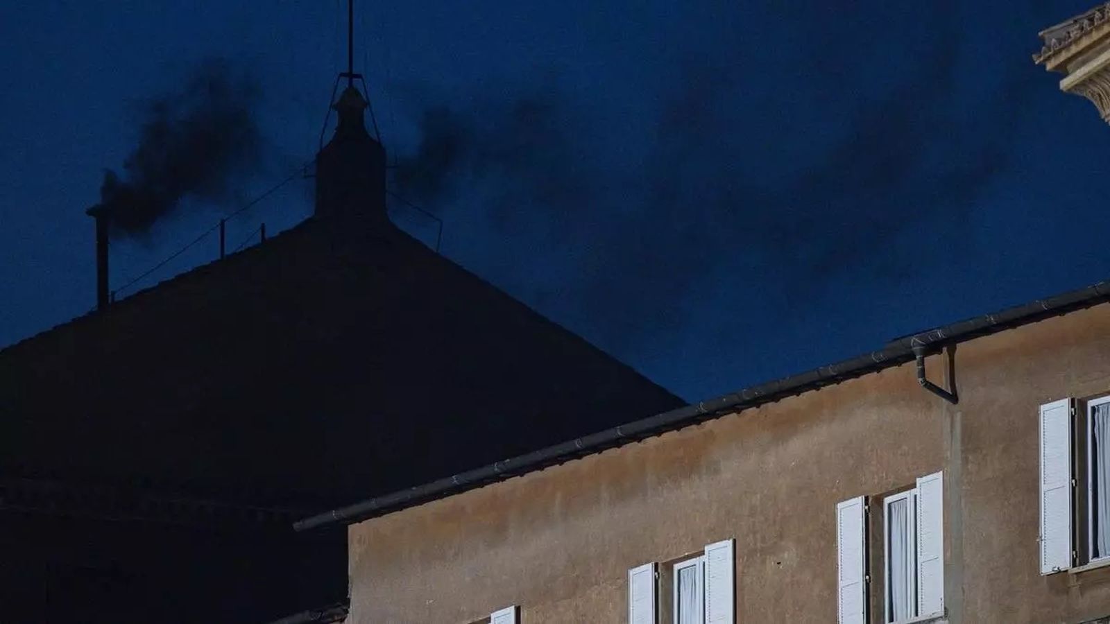 Primera fumata negra. Cónclave 2025. Roma.