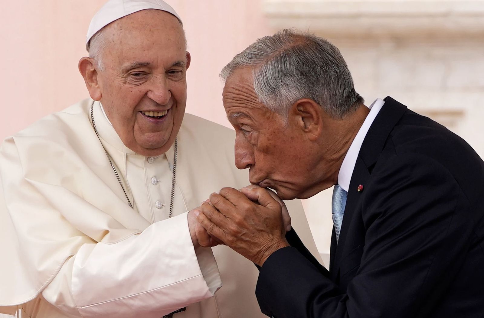 Marcelo de Sousa, presidente de Portugal, besa la mano del Papa