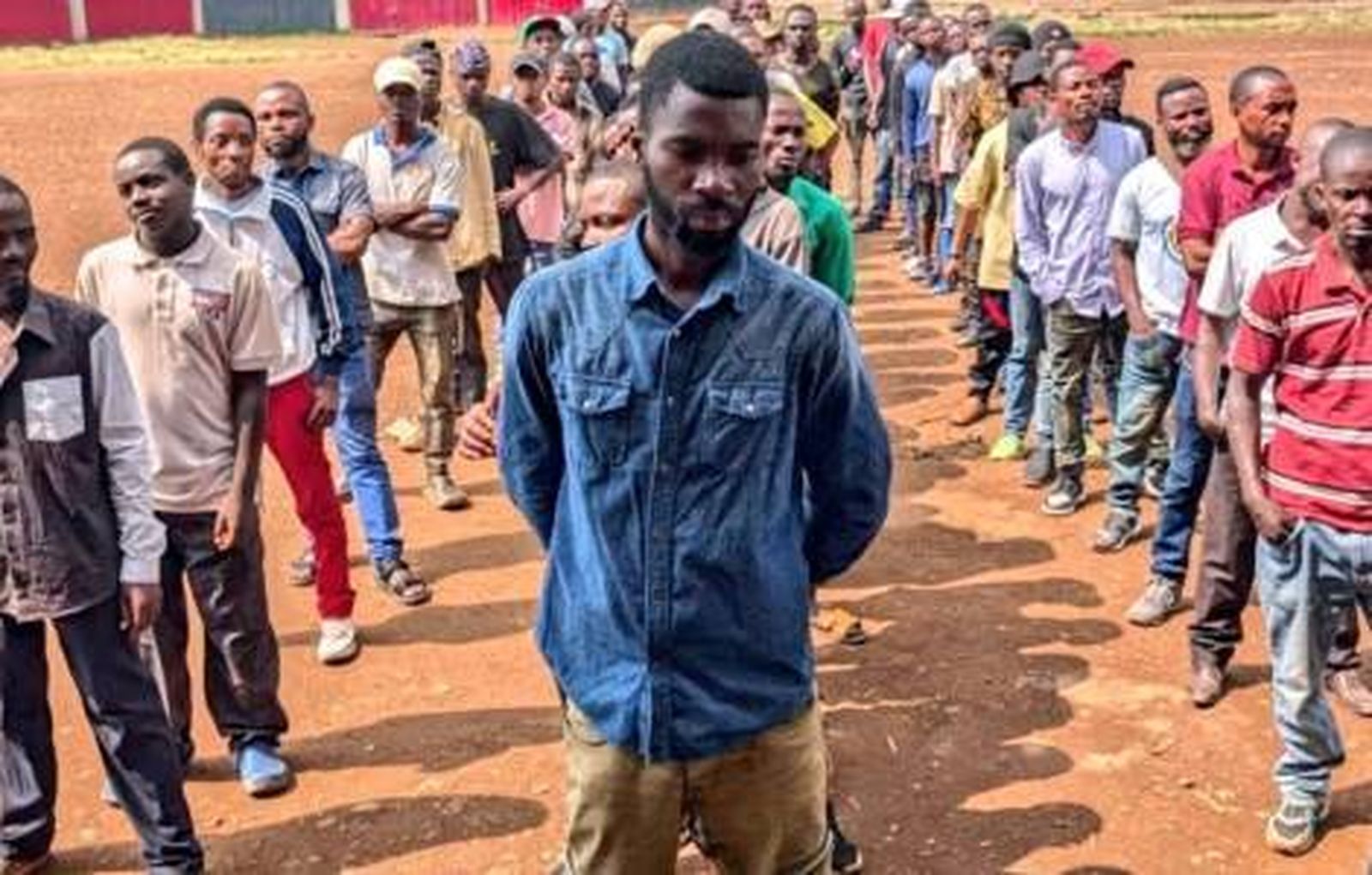 Jóvenes acuden a  alistarse en las milicias de autodefensa en Bukavu (RDC)