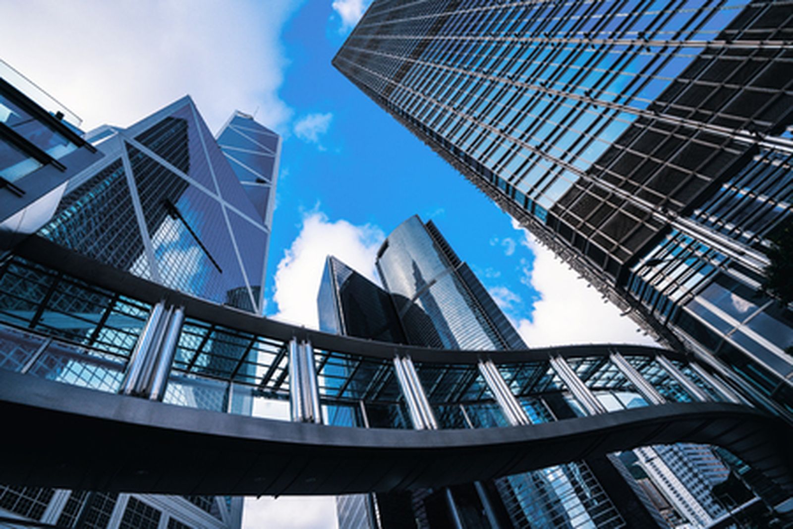 121479591-centro-de-negocios-moderno-en-hong-kong-rascacielos-en-zona-comercial-en-hong-kong