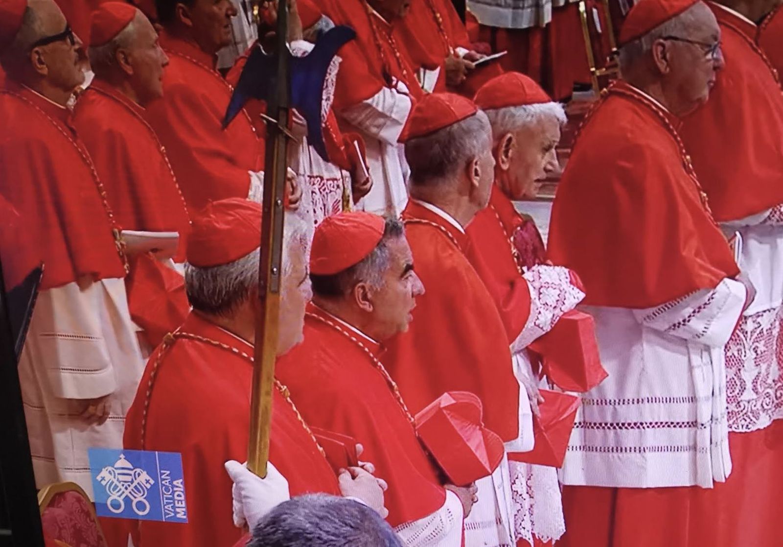 Becciu (el segundo por la izquierda)