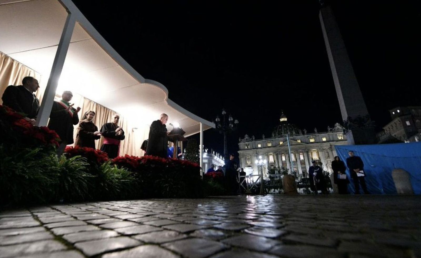 El cardenal Vérgez en la inauguración del belén en la plaza de san Pedro
