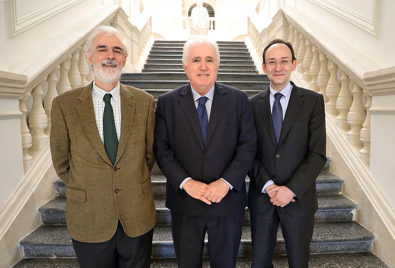 El rector de Deusto José María Guibert (en el centro), acompañado de los rectores de la Universidad Pontificia Comillas, Julio Martínez, (izqda..) y de la Universidad Ramon Llull, Josep Maria Garrell (drcha.)