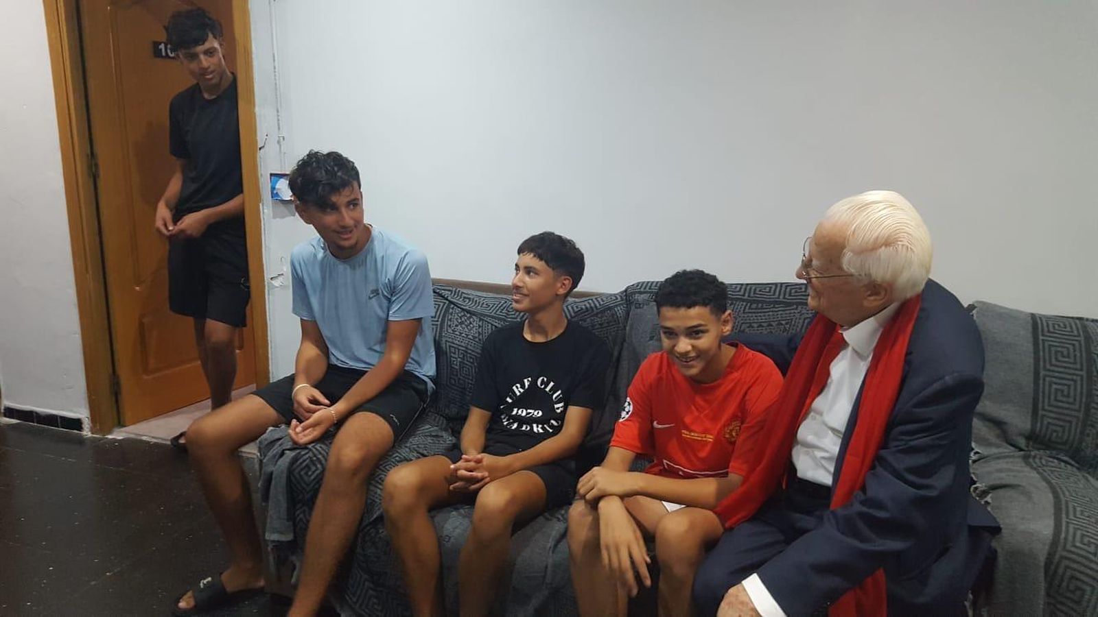 El Padre Ángel en Ceuta con menores en un piso de acogida