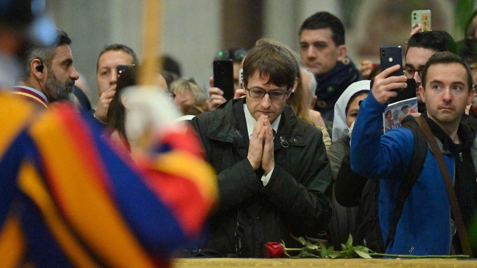 Los fieles rezan ante el ataud del Papa emérito