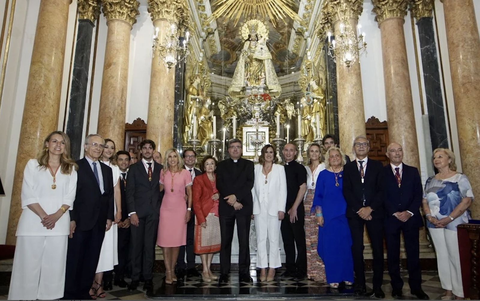 La alcaldesa de Valencia, con la Virgen de los Desamparados