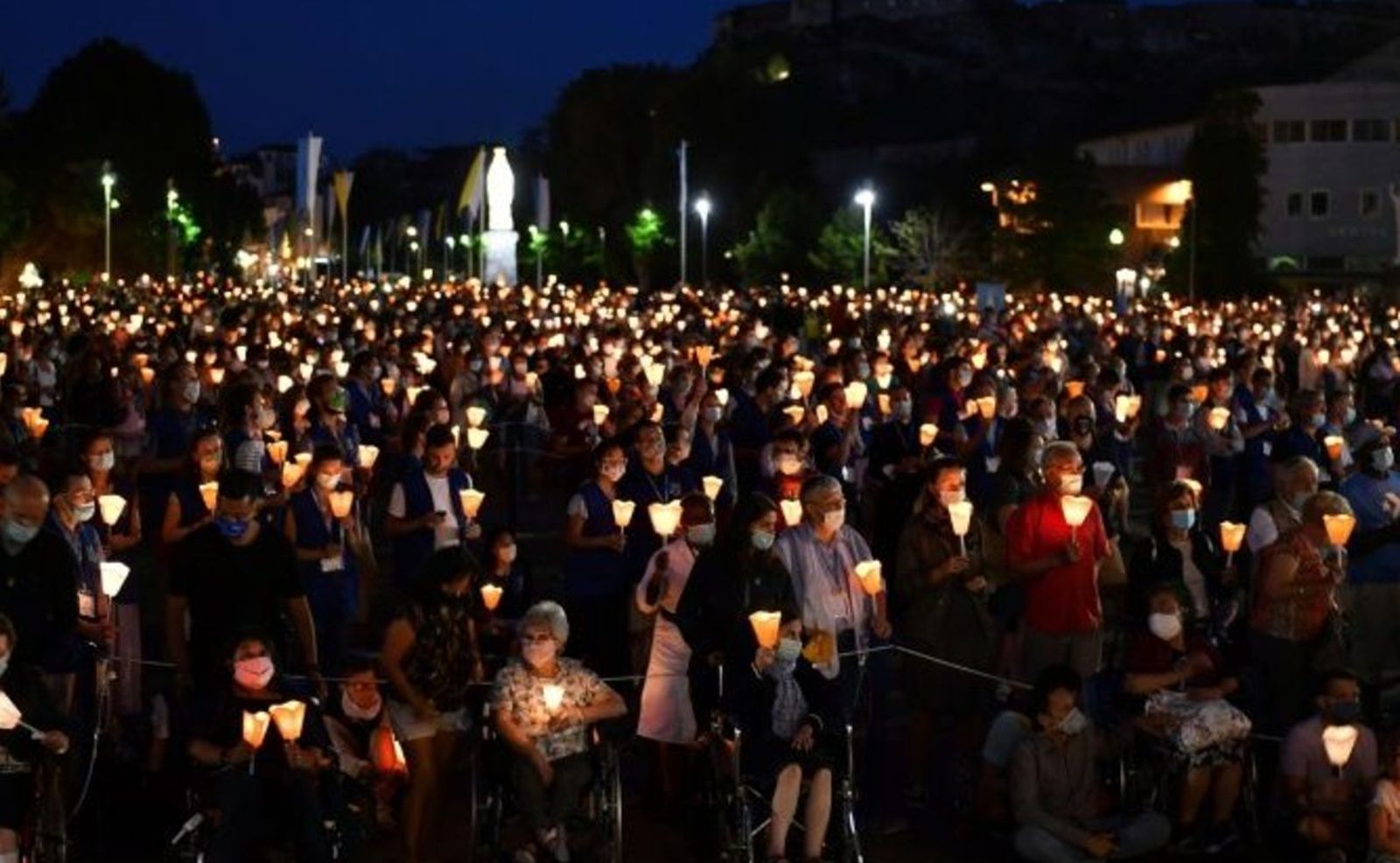 Velas y mascarillas en el santuario de Lourdes, Francia