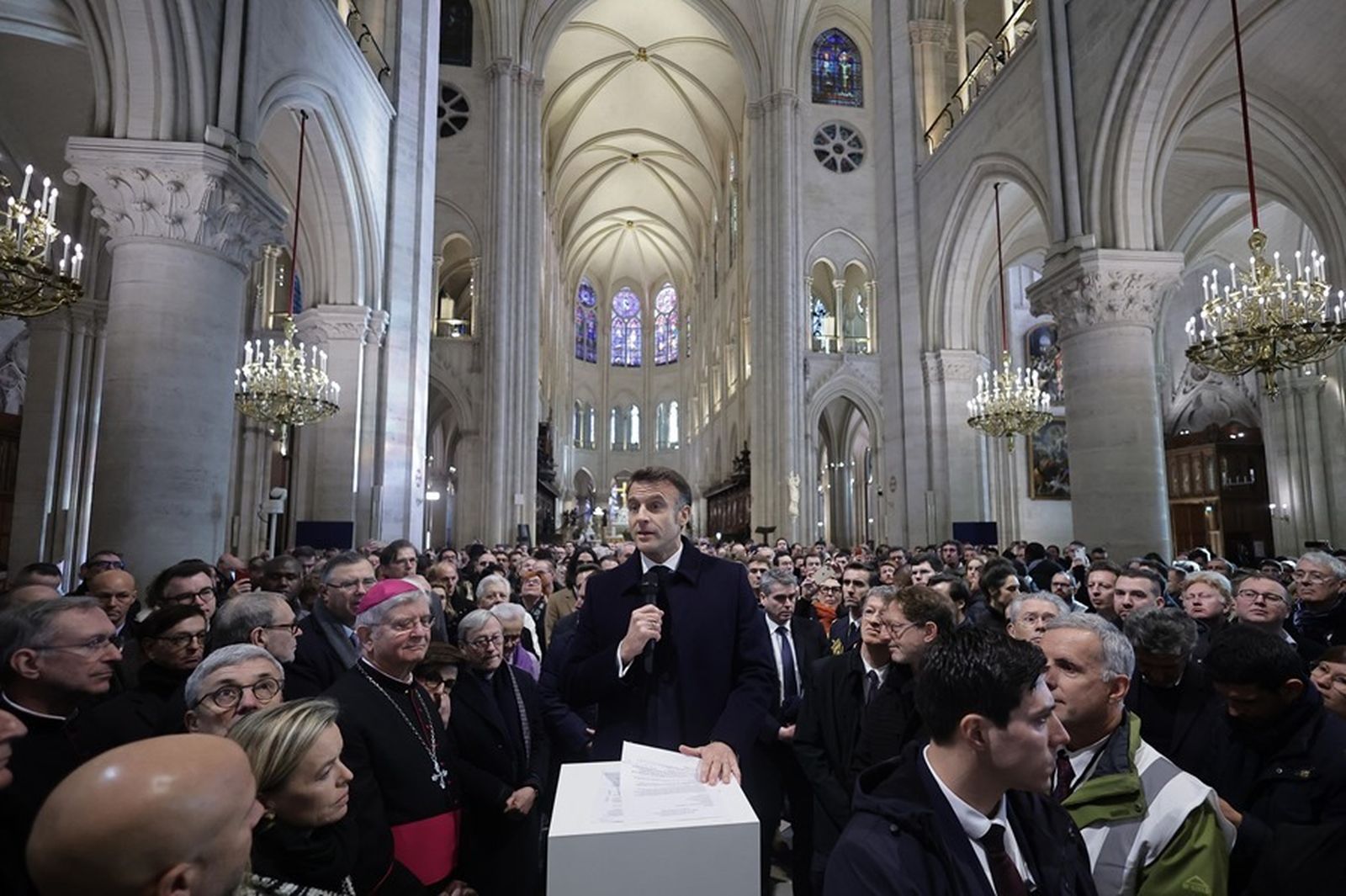 Macron agradece a los operarios el trabajo de restauración de Notre Dame