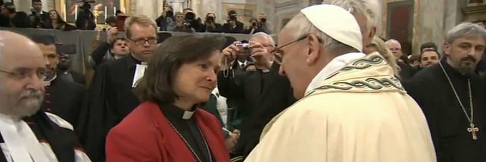 El Papa saluda a una sacerdotisa anglicana