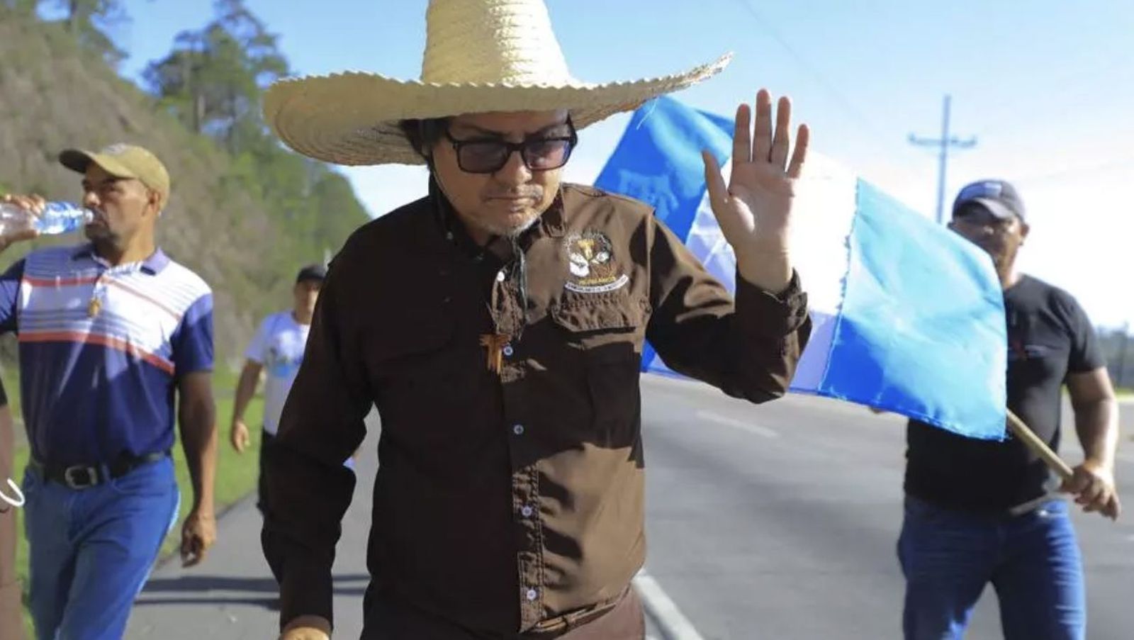 El sacerdote, durante su caminata