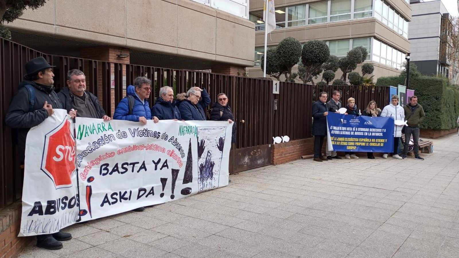 Víctimas de abusos de Navarra, en la sede de la CEE