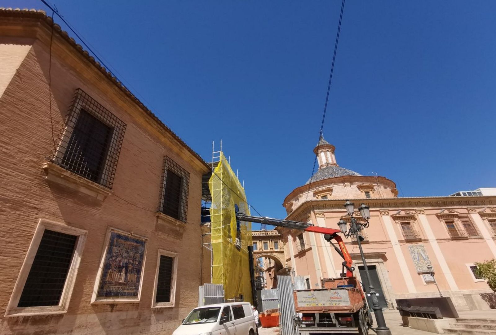 Grúa y obras, contra el muro de la catedral de Valencia