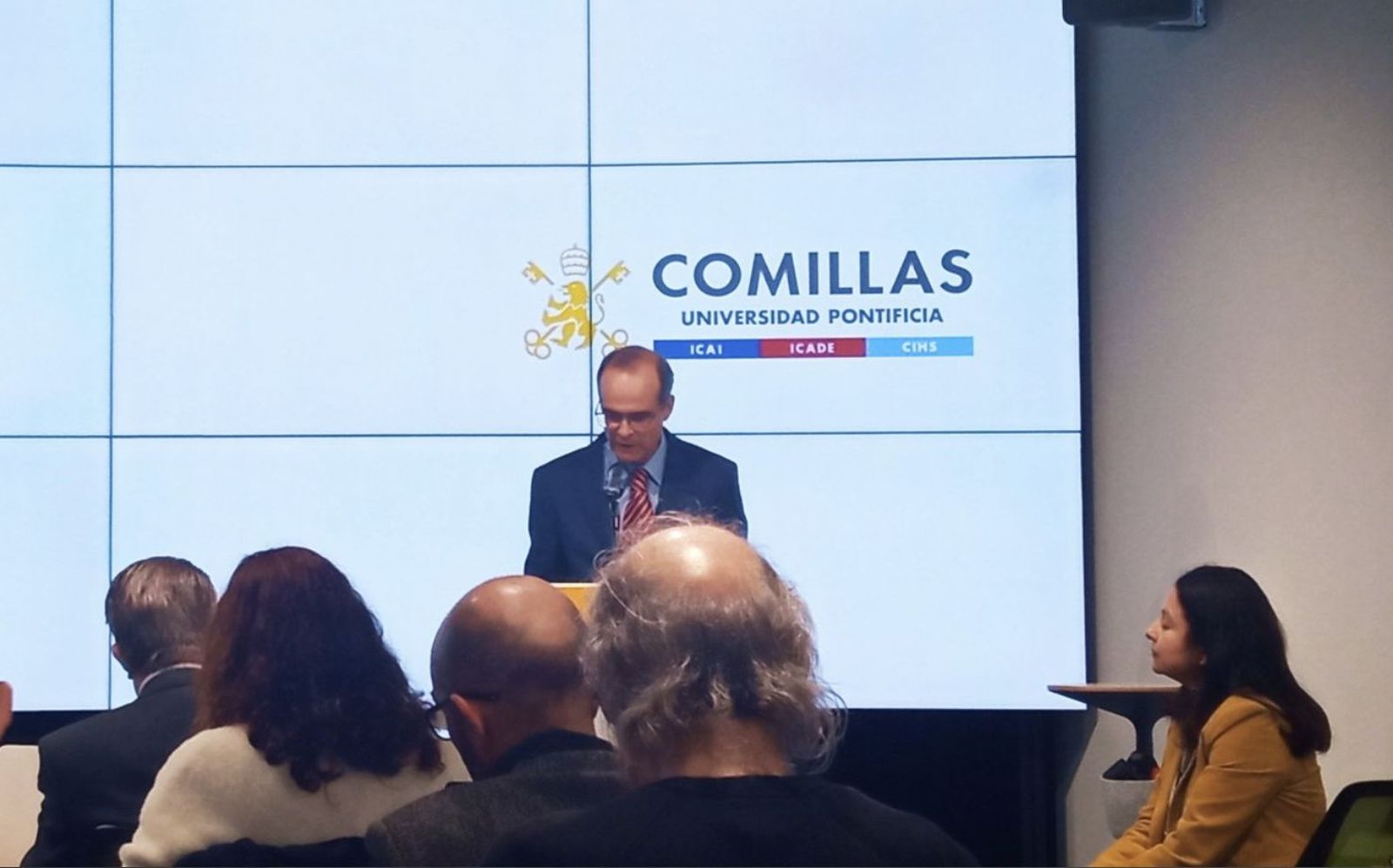 Agustín Blanco presenta el informe