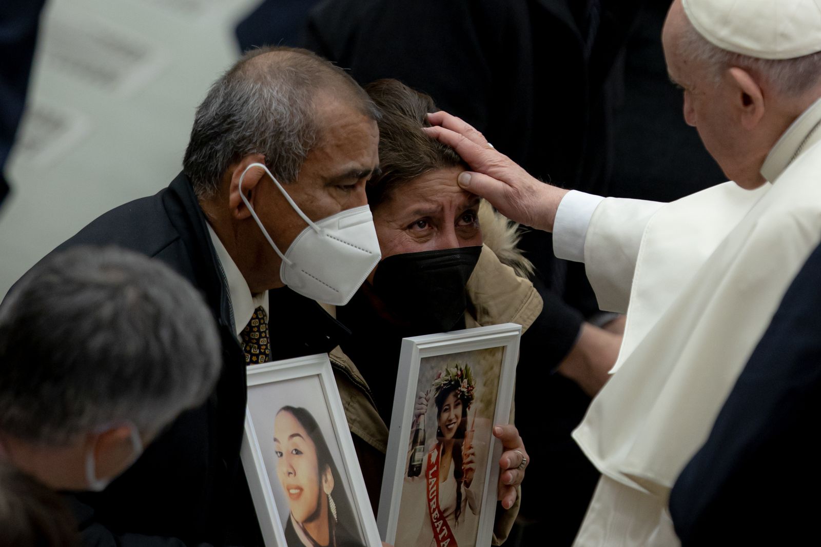 Francisco da el pésame al matrimonio que perdió a sus dos hijas