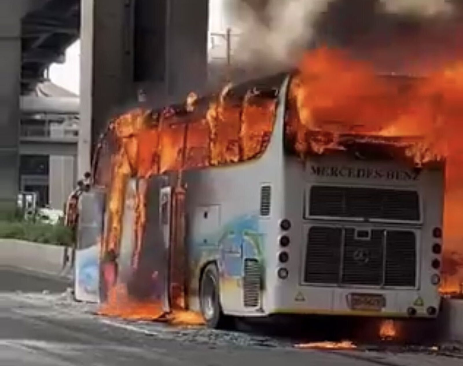 Bus incendiado en Bangkok