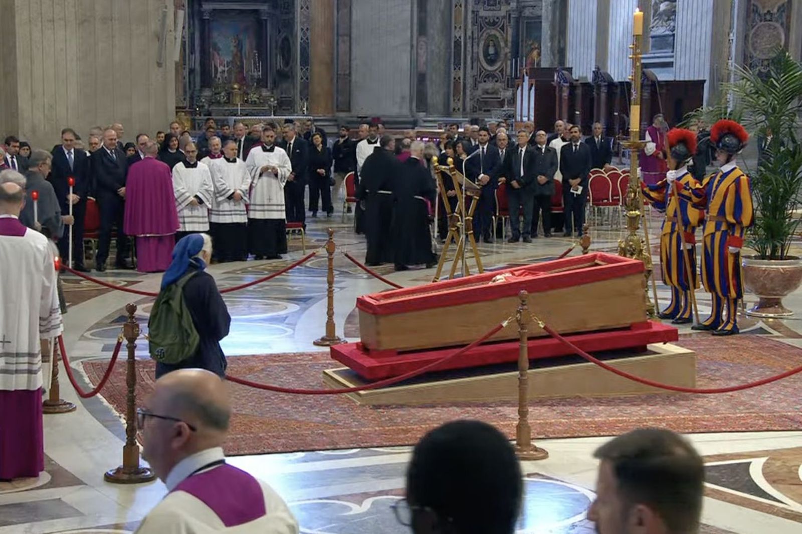Sor Genevieve Jeanningros, ajena al desfile ante los restos de Francisco