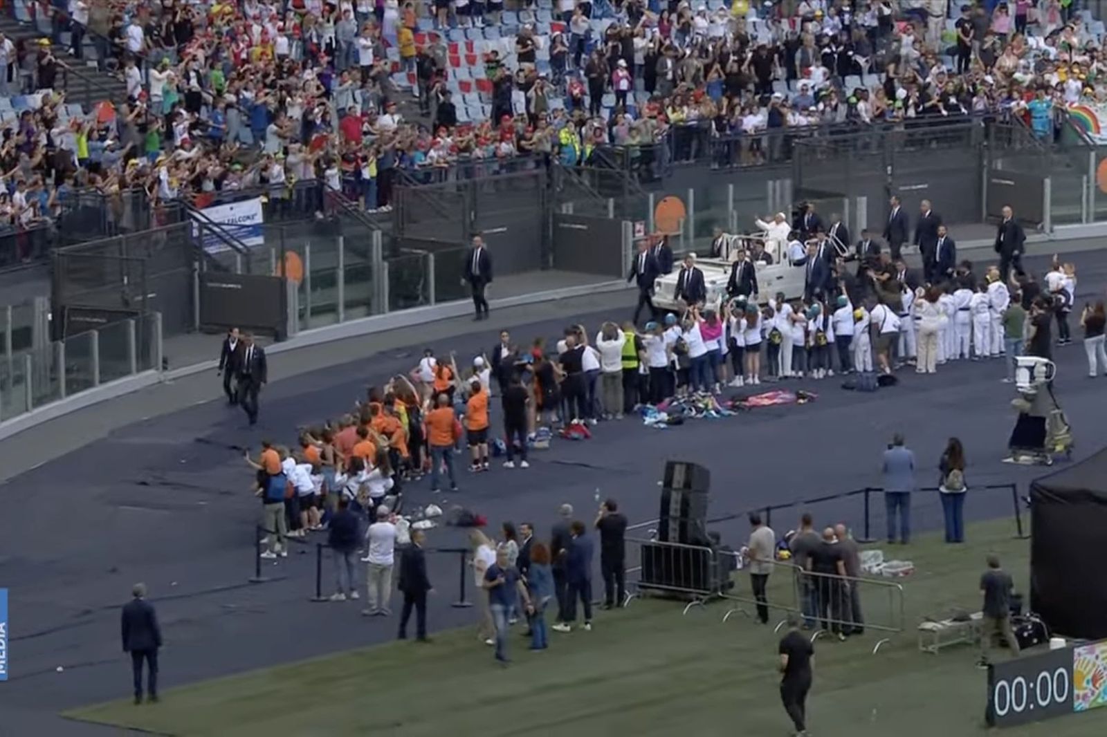 El Papa, a su llegada al Estadio Olímpico de Roma