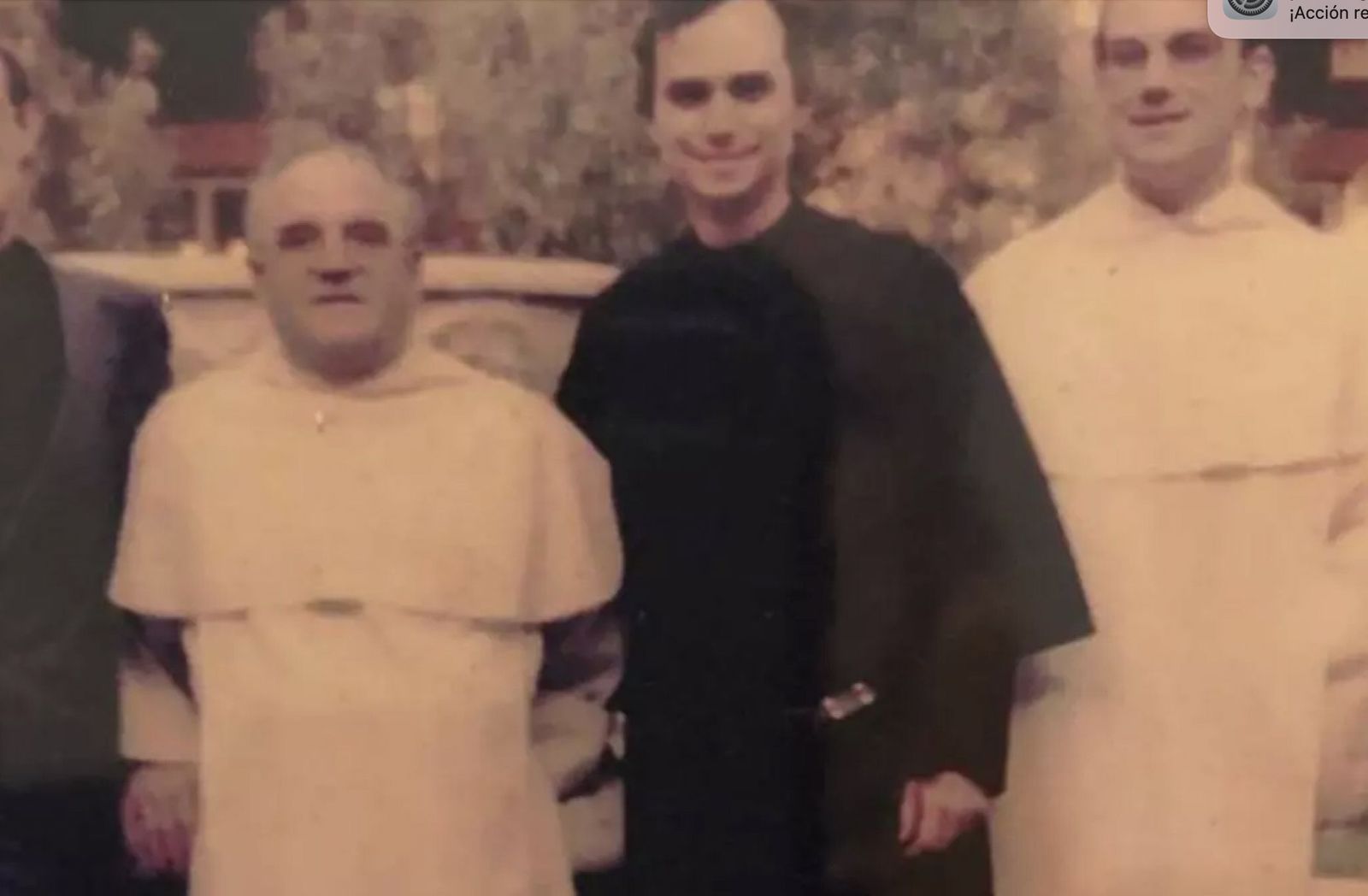 El joven agustino Prevost, con dos dominicos