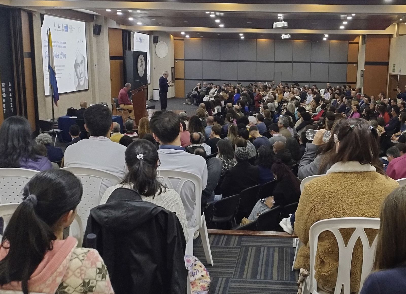 Arquidiócesis de Bogota en Silencio meditación y misión con Pablo d'Ors