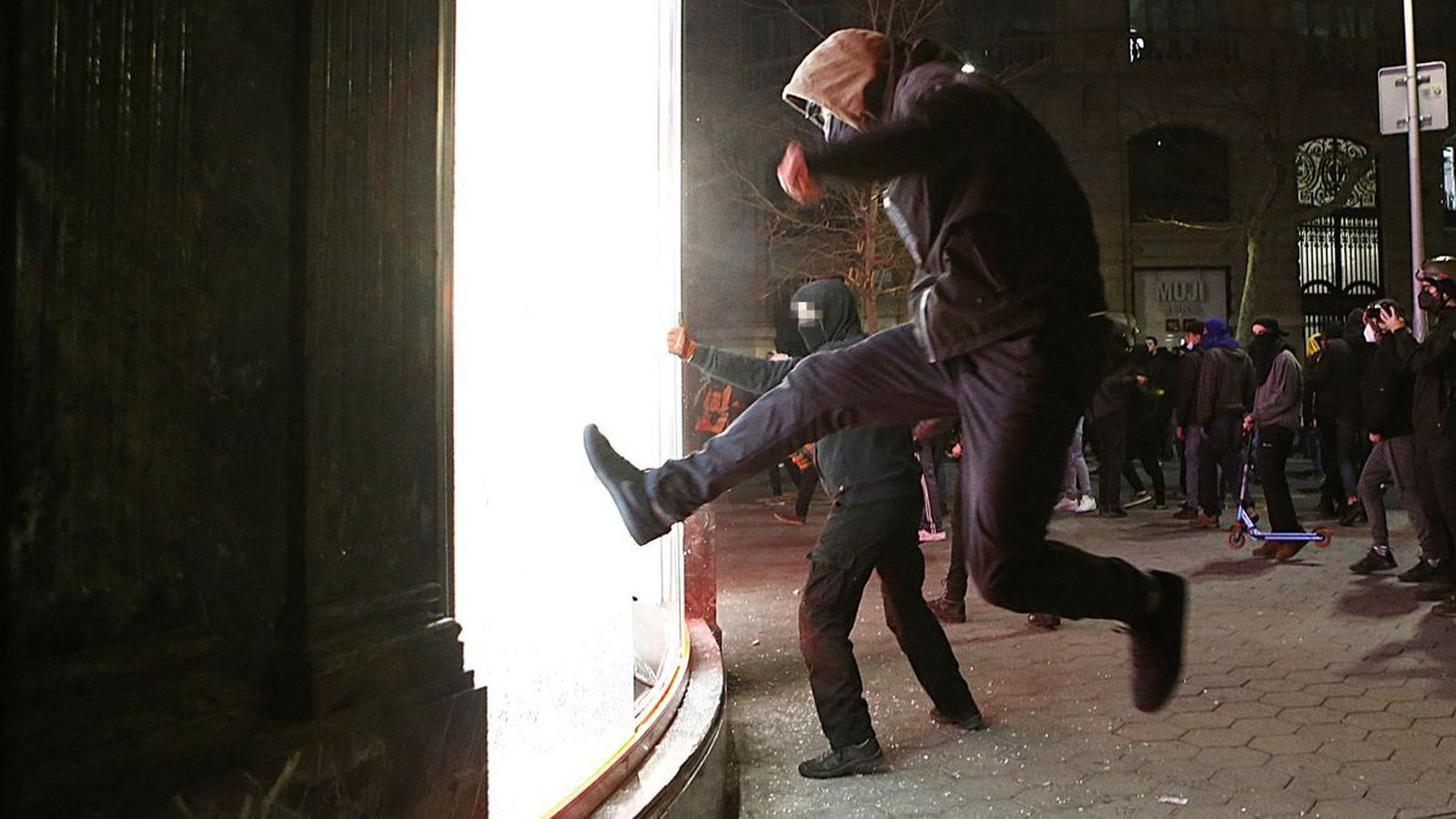 Los actos vandálicos son bienvenidos para llenar portadas en los medios de comunicación.