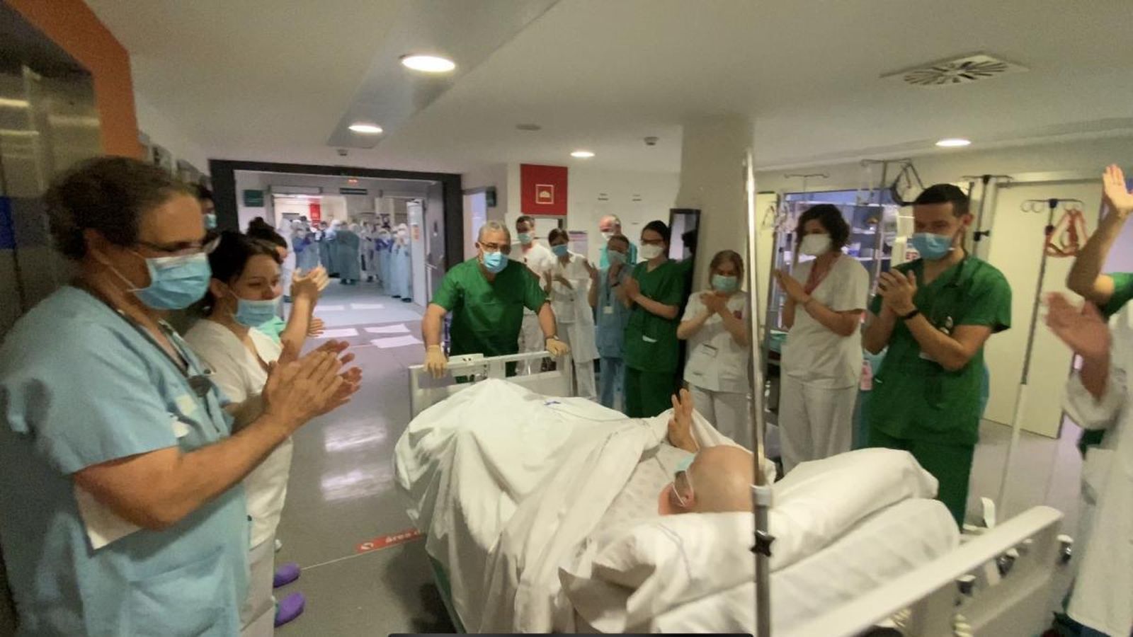 Paciente sale de la UCI